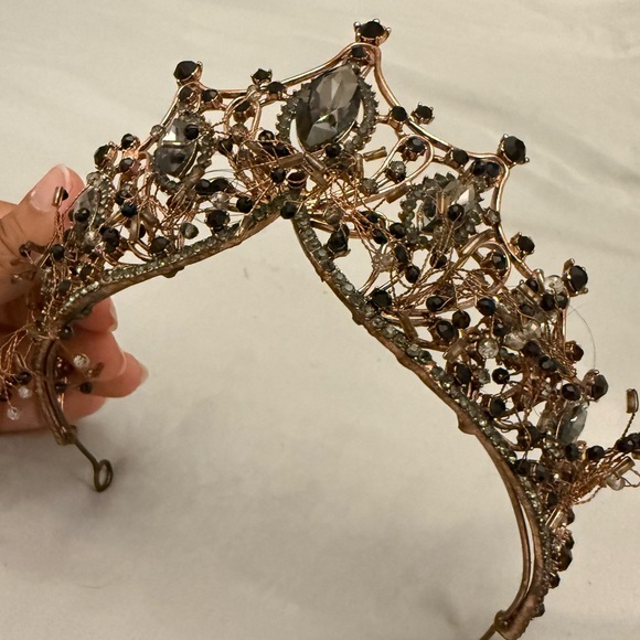Elegant Black Crystal and Rose Gold Crown - Picture 4 of 8